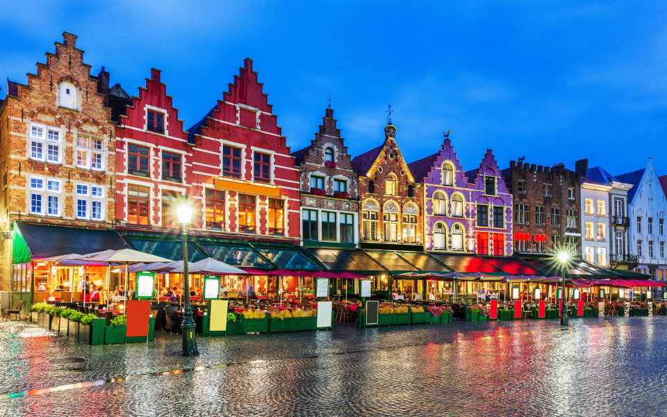 Grote Markt in Brügge mit vielen Geschäften und Restaurants, UNESCO Weltkulturerbe