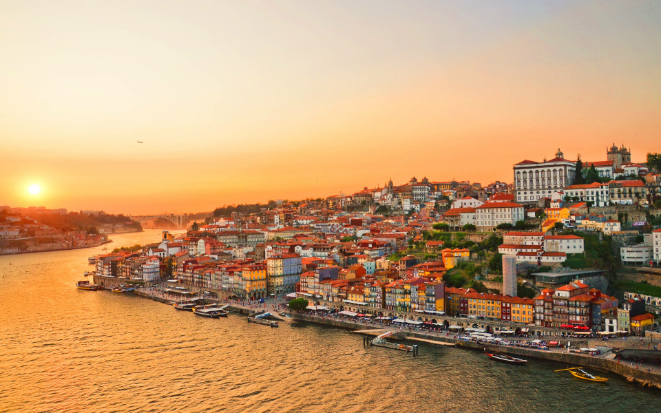 Herrlicher Sonnenuntergang über dem Stadtzentrum von Porto und dem Fluss Douro, Portugal. 