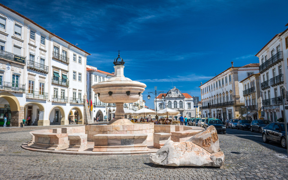 Place de Praça do Giraldo in Evora, Portugal