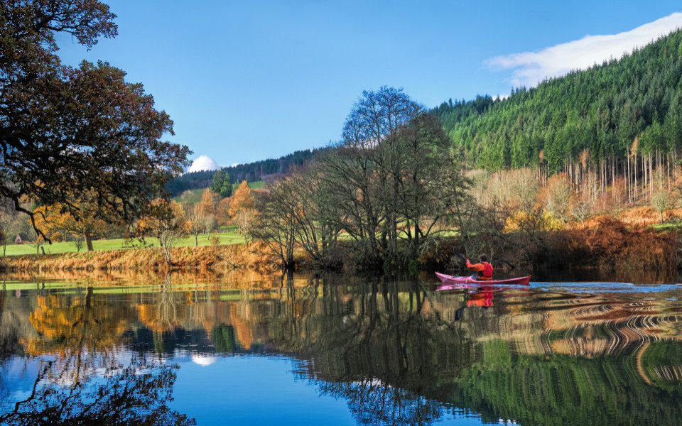 Kajaktour in den Highlands in Schottland im Herbst
