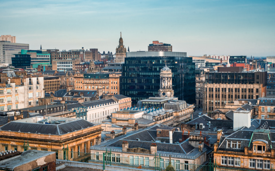 Ein Blick von der Dachterrasse auf die gemischte Architektur aus alten und neuen Gebäuden in der Stadt Glasgow im späten Nachmittagslicht, Schottland