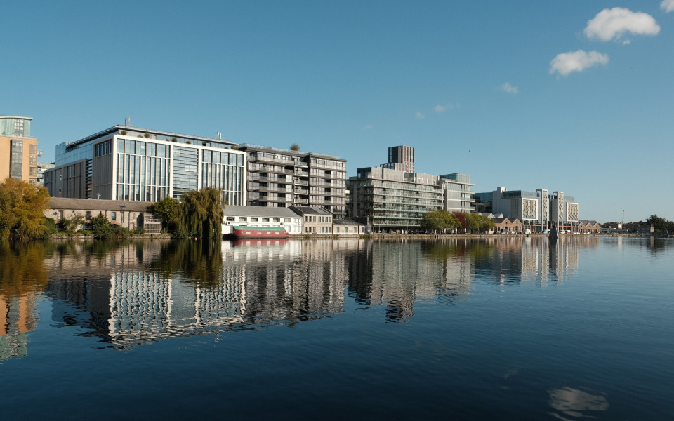 Moderner Teil der Dublin Docklands, bekannt als Silicon Docks, an warmen Herbsttagen im Tech Quarter