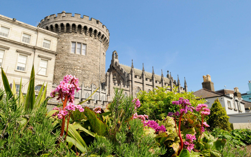 Dublin Castle von Dubh Linn Gardens an einem sonnigen Frühlingstag im Medieval Quarter
