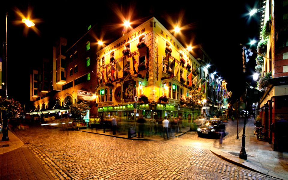 Nachtansicht der Temple Bar Street in Dublin, Irland