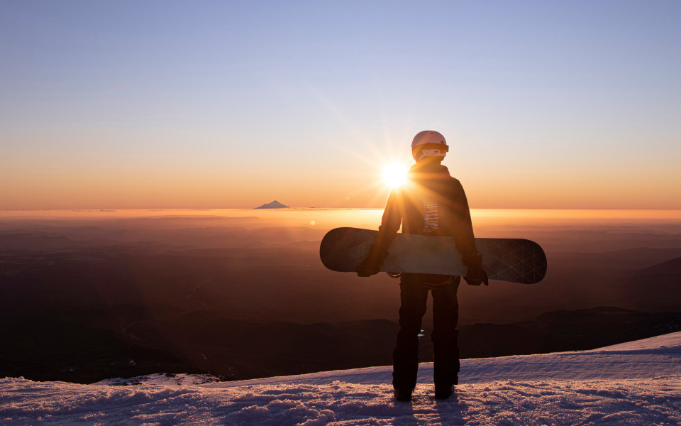 Blick auf den Mount Taranaki vom Turoa Skifield, Snowboarder im Hintergrund, Wintersaison, Neuseeland