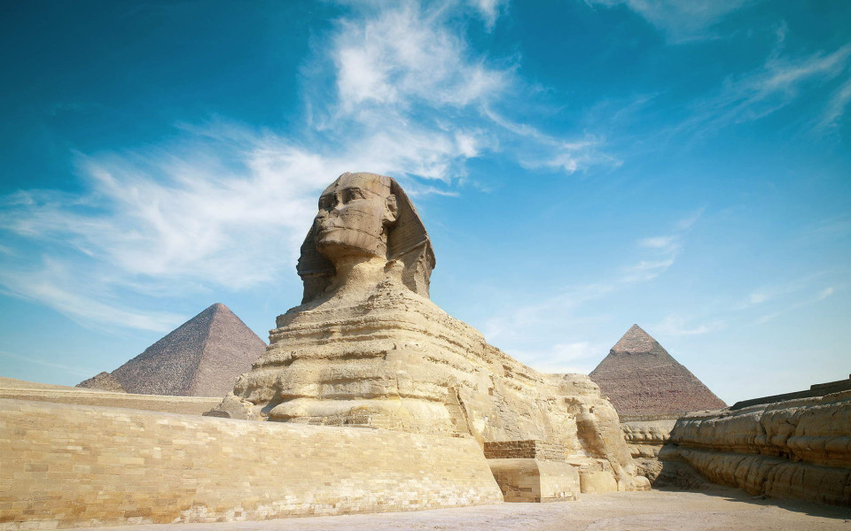 Die Sphinx vor 2 Pyramiden in Ägypten