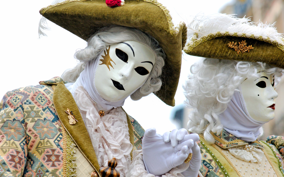 Personen mit weißen Masken und gelben Hüten auf dem Fête des Vendanges de Montmartre
