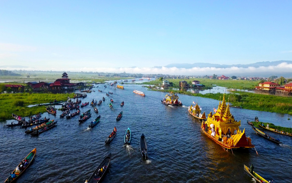 Viele Schiffe auf dem Inle-See in Myanmar während dem Inle Lake Pagoda Festival