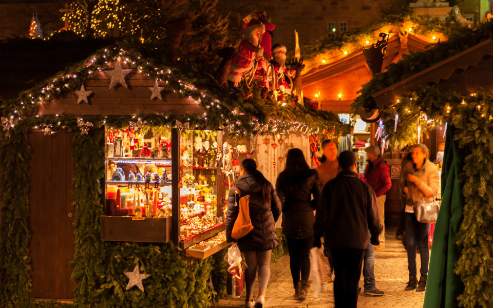 Christkindlmarkt in Wien mit Ständen