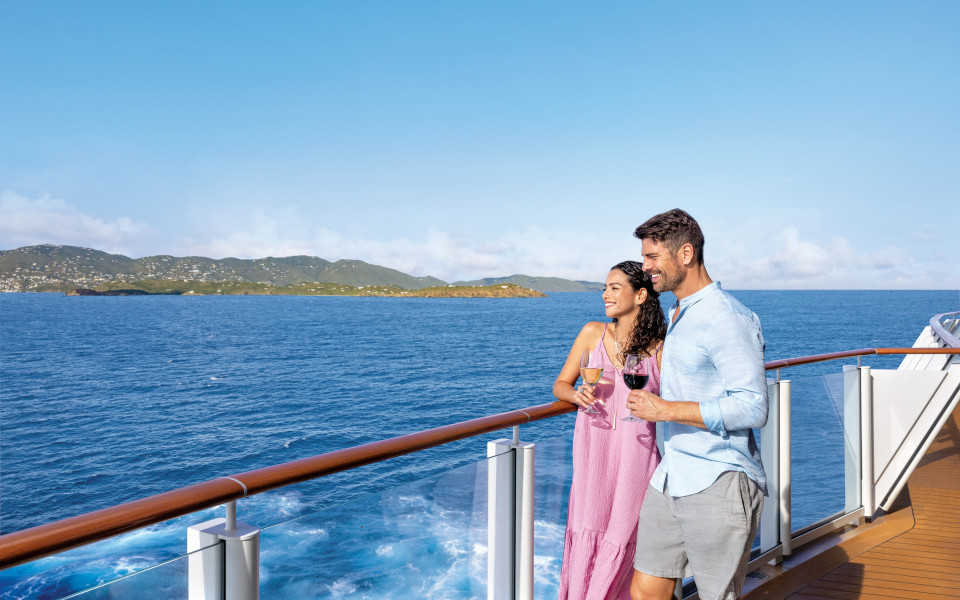 NCL Encore Paar mit Ausblick auf den Ozean