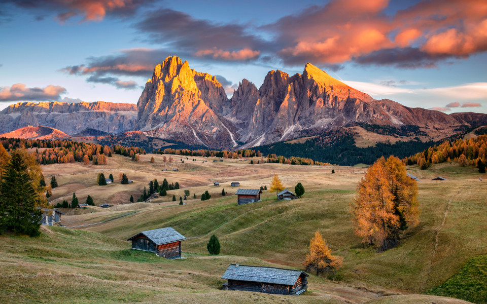 Dolomiten im Herbst: Landschaftsbild der Seiser Alm, einem Dolomitenplateau.  