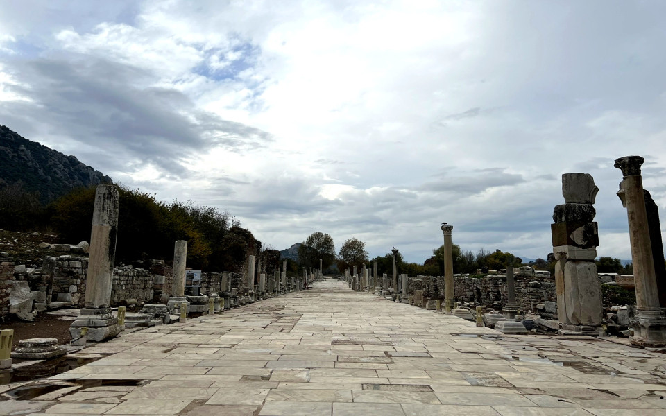 Blick auf die aus Marmor bestehende Hauptstraße in Ephesus