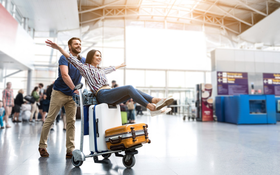 Pärchen am Flughafen