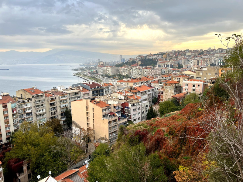 Blick über Izmir mit Hafen und Stadtvierteln an der Ägäis.