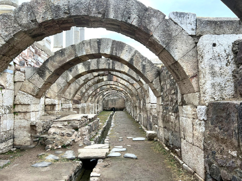 Spaziergang durch die antike Stätte Agora 